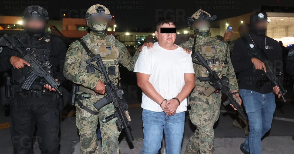 Audias Flores siendo trasladado por elementos de la Secretaría de Marina luego de su detención en Nayarit. Crédito: FGR