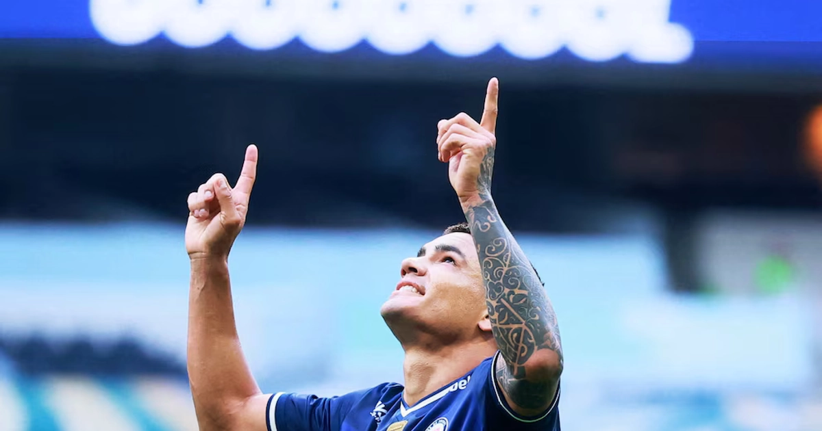 El uruguayo dos veces vacunó de cabeza en el Azteca