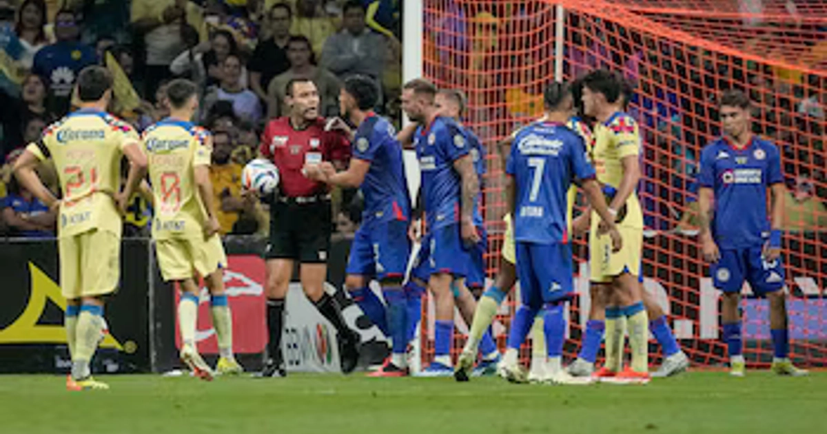 El Gato no se deja intimidar por los reclamos del Cruz Azul. Foto: AP