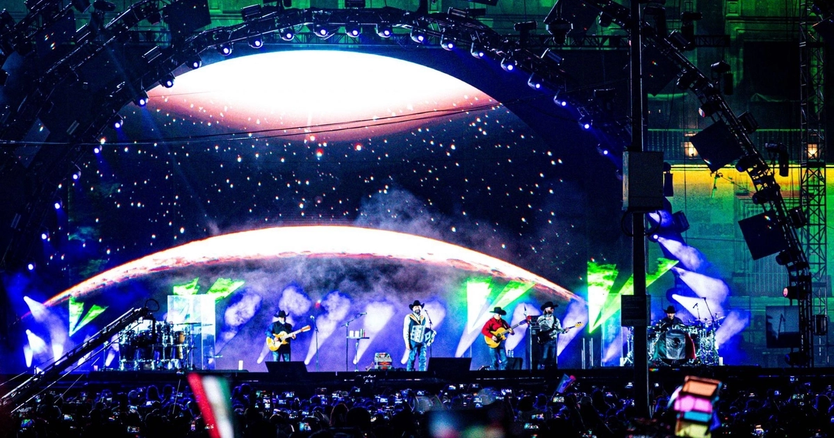 CIUDAD DE MÉXICO, 16SEPTIEMBRE2026.- Así se vivió el concierto de Intocable ante cientos de asistentes que se dieron cita en el Zócalo capitalino como parte de los festejos por el 15 de septiembre. FOTO: ESTRELLA JOSENTO/CUARTOSCURO.COM