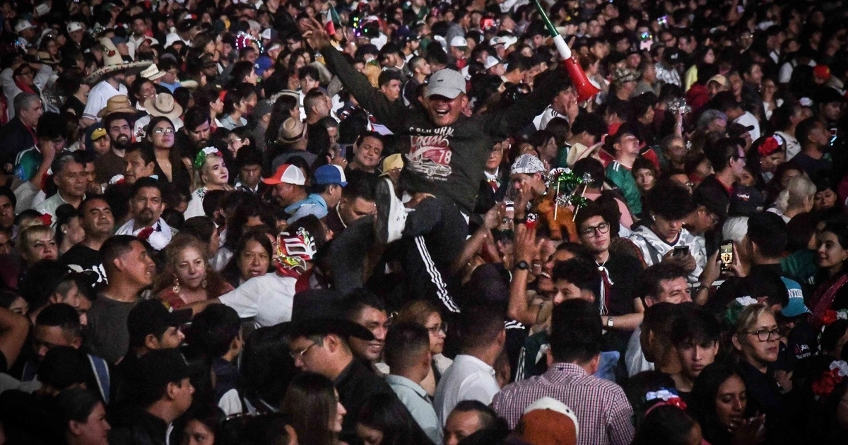 CIUDAD DE MÉXICO, 15SEPTIEMBRE2026.- Miles de personas se dieron cita en el zócalo capitalino para presenciar el Grito de Independencia en el marco del 216 Aniversario. FOTO: MARIO JASSO/CUARTOSCURO.COM