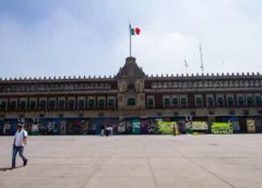 Blindan Palacio Nacional con vallas por el 2 de octubre
