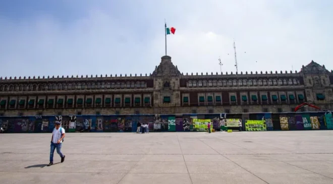 Blindan Palacio Nacional con vallas por el 2 de octubre