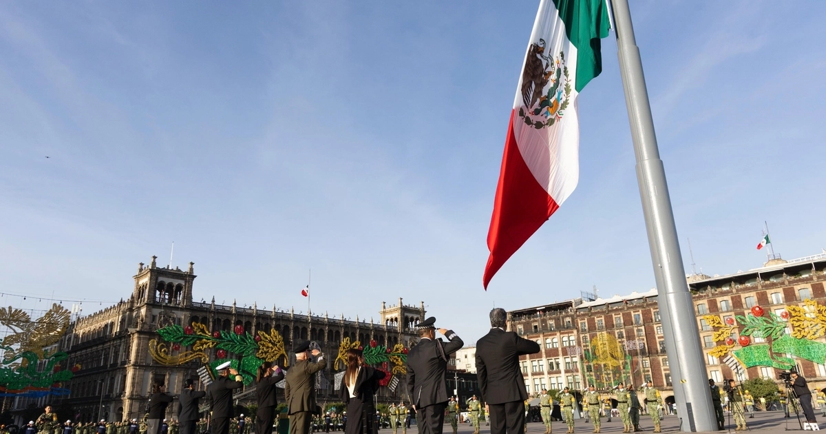 Sheinbaum encabeza izamiento de bandera a media asta por 19-S. | Presidencia