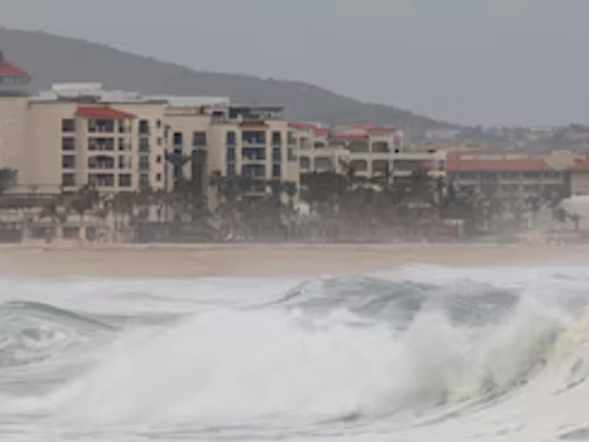 FOTO DE ARCHIVO: Altas olas generadas por el huracán Polo rompen contra la costa a medida que la tormenta se acerca a Baja California del Sur, en San José del Cabo (México), el 25 de septiembre de 2026. REUTERS/Julio Parra
