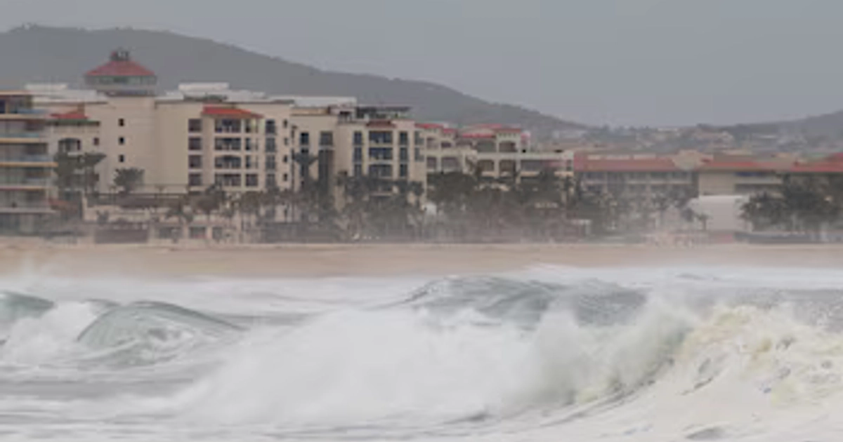 FOTO DE ARCHIVO: Altas olas generadas por el huracán Polo rompen contra la costa a medida que la tormenta se acerca a Baja California del Sur, en San José del Cabo (México), el 25 de septiembre de 2026. REUTERS/Julio Parra
