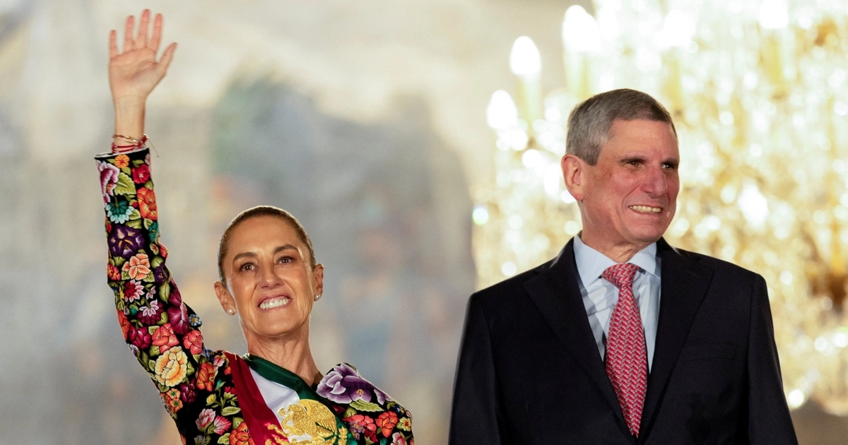 La presidenta de México, Claudia Sheinbaum, gesticula junto a su esposo, Jesús María Tarriba, durante la ceremonia del “Grito de Independencia” que conmemora la independencia de México de España, en el Zócalo de la Ciudad de México, México, el 15 de septiembre de 2026. REUTERS/Quetzalli Nicte-Ha