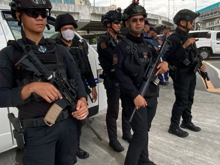 Agentes acordonaron el recinto y se coordinaron con los responsables del centro y los servicios médicos. En la imagen, fuerzas de seguridad de Filipinas. Foto: EFE