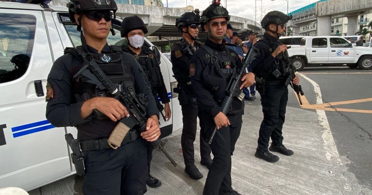 Agentes acordonaron el recinto y se coordinaron con los responsables del centro y los servicios médicos. En la imagen, fuerzas de seguridad de Filipinas. Foto: EFE
