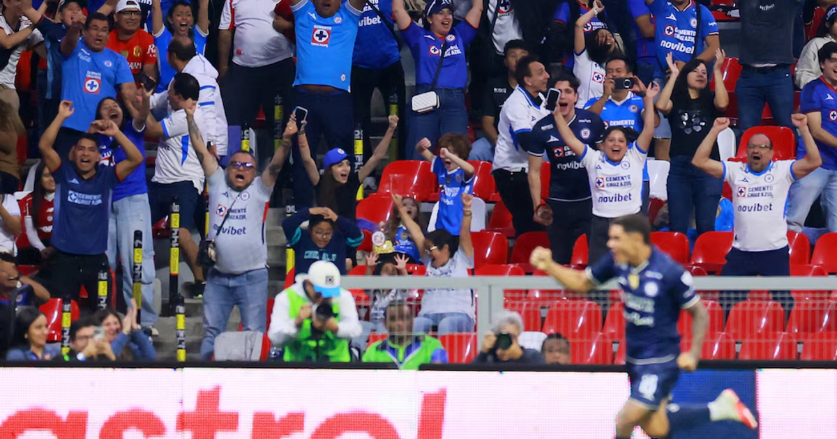 Gabriel Fernández hace saltar de emoción al público de Cruz Azul