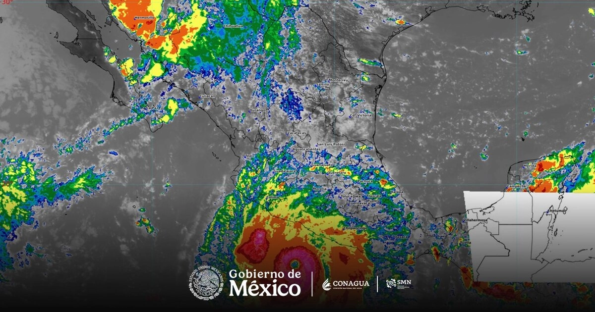 Mapa satelital de México con patrones de nubosidad de colores rojo, naranja, amarillo y verde sobre el océano Pacífico y el territorio nacional