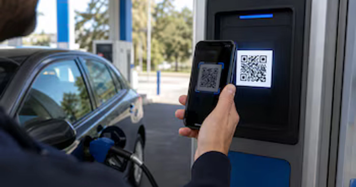 Un conductor utiliza su teléfono para escanear un código QR en gasolinera. (Imagen Ilustrativa Infobae)