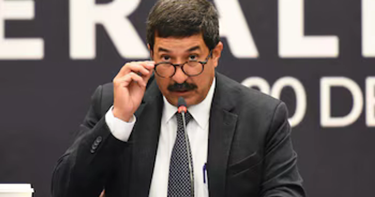Un expediente del Tribunal Electoral acreditó el origen estadounidense del senador morenista, lo que renueva el debate sobre la compatibilidad entre la doble nacionalidad y el ejercicio pleno del mandato parlamentario