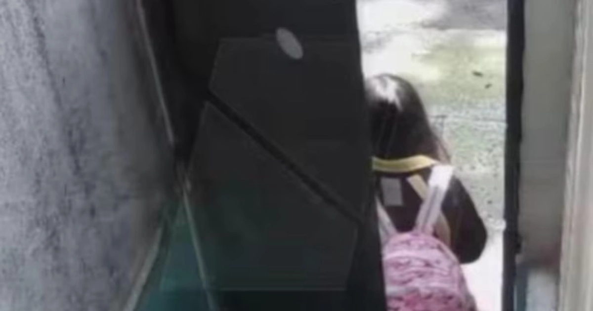 La joven salió de su domicilio con su uniforme y mochila rosa rumbo a la escuela secundaria pero no llegó y dejó de recibir llamadas