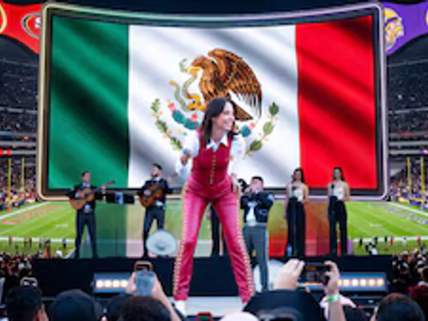 La cantante subirá al escenario antes del partido entre Vikings y 49ers el próximo domingo 22 de noviembre de 2026. (Ilustración por Infobae México)