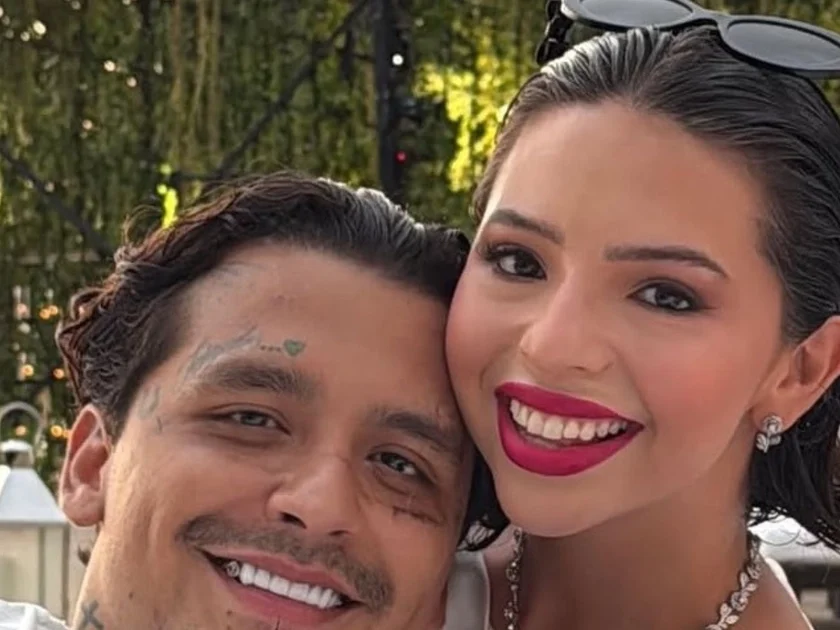 La cantante detalló las razones detrás del retraso de su boda y defendió la solidez de su relación con el cantante sonorense. (Captura de pantalla @gordoelpugaguilar)