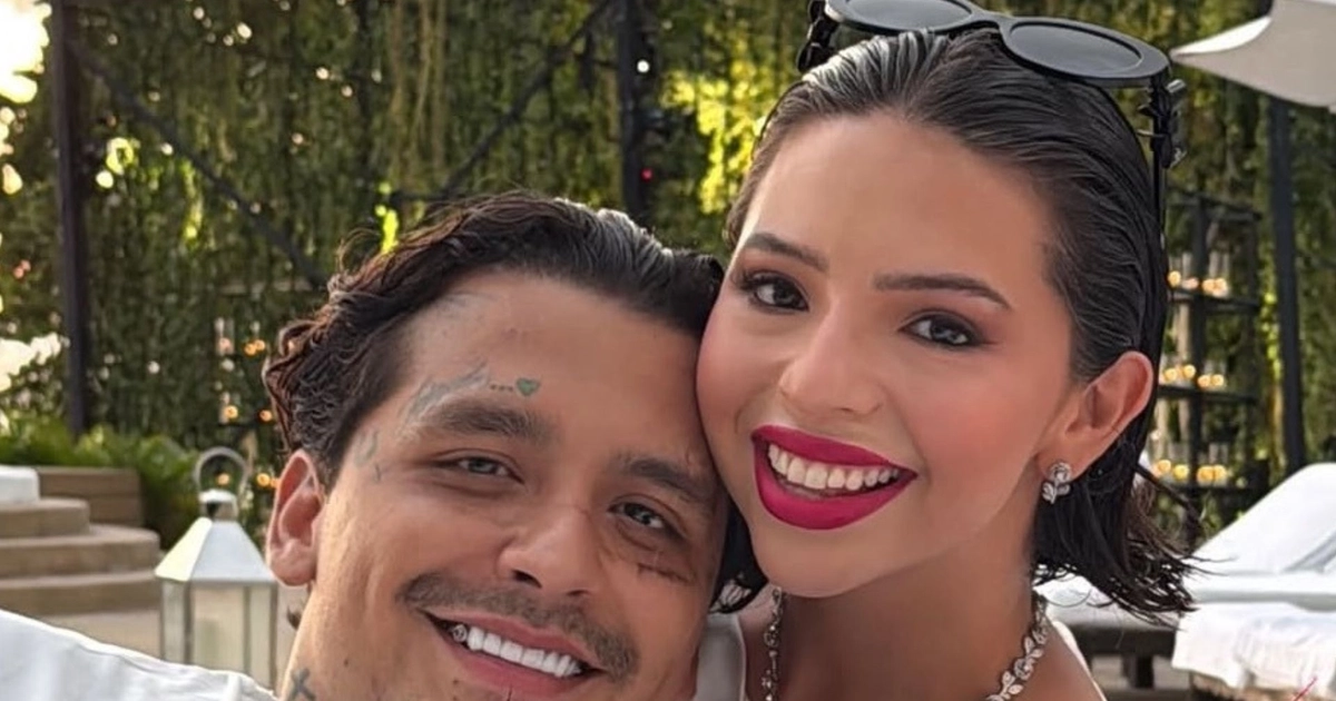 La cantante detalló las razones detrás del retraso de su boda y defendió la solidez de su relación con el cantante sonorense. (Captura de pantalla @gordoelpugaguilar)