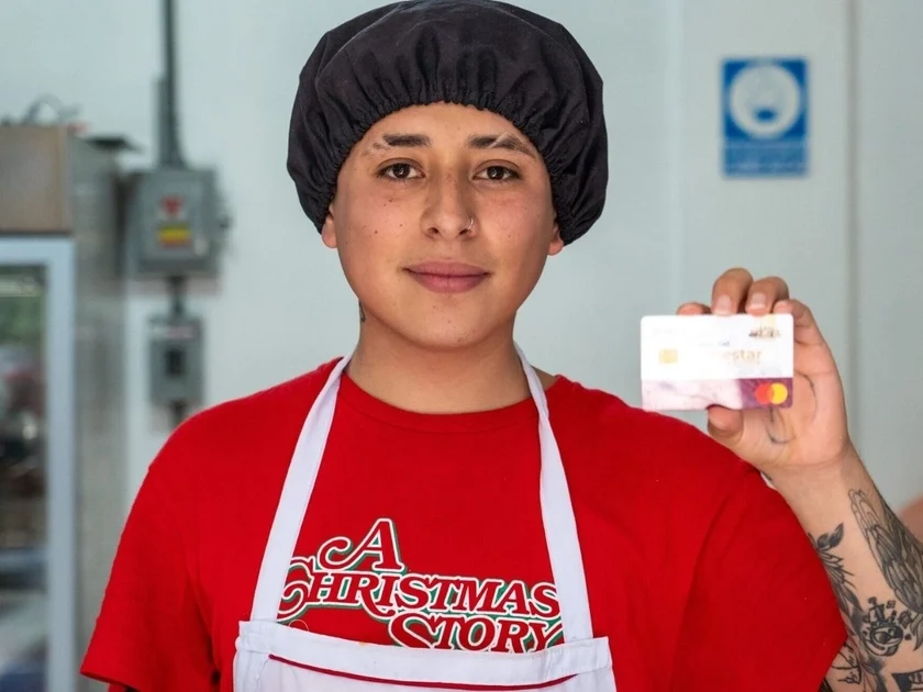 La entrega de tarjetas Bienestar para los nuevos aprendices que se registraron al programa Jóvenes Construyendo el Futuro y que iniciaron su capacitación laboral el pasado 1 de septiembre comenzará este jueves. (Gobierno de México)