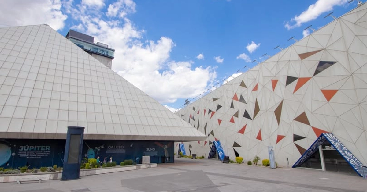 El Centro Expositor de Puebla presenta áreas exteriores con fachadas de diseño geométrico y una estructura piramidal. (Centro Expositor Puebla)