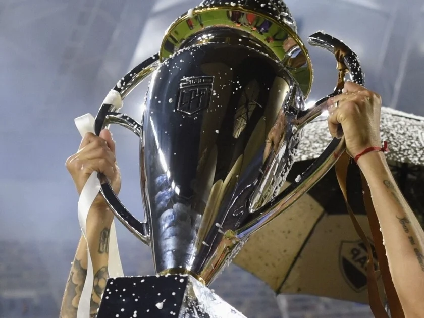 El trofeo del Torneo Clausura, que este lunes concluirá su novena jornada (Fotobaires)