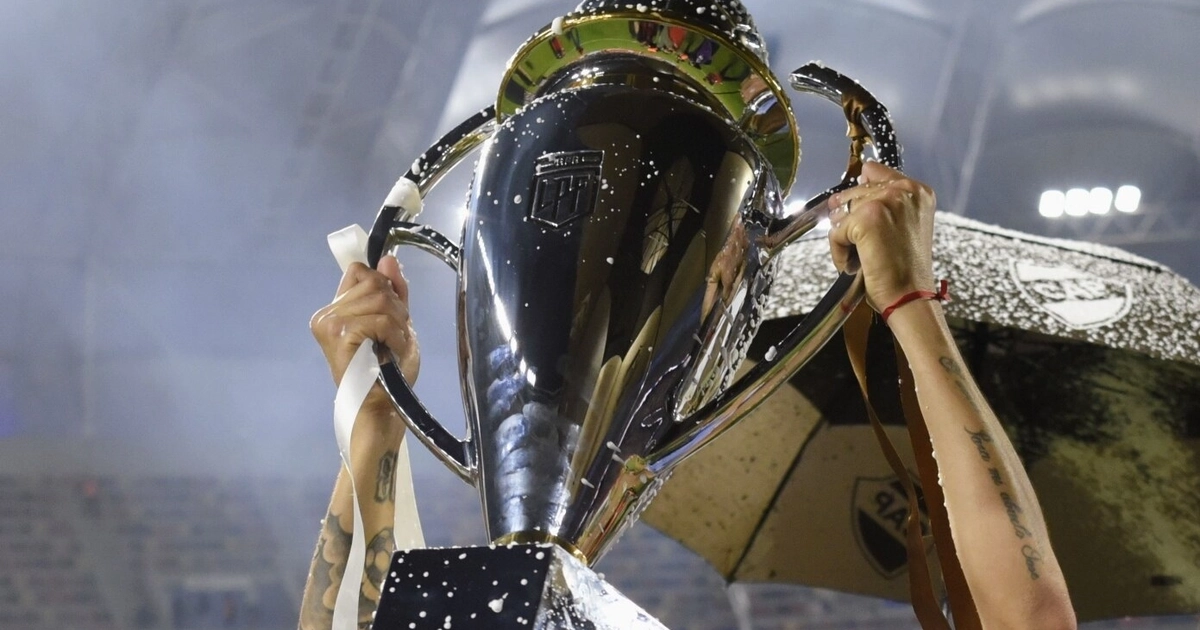 El trofeo del Torneo Clausura, que este lunes concluirá su novena jornada (Fotobaires)