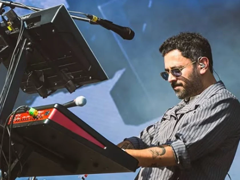 Jonathan Meléndez tocando en concierto de Camilo Séptimo. Instagram camiloseptimomx