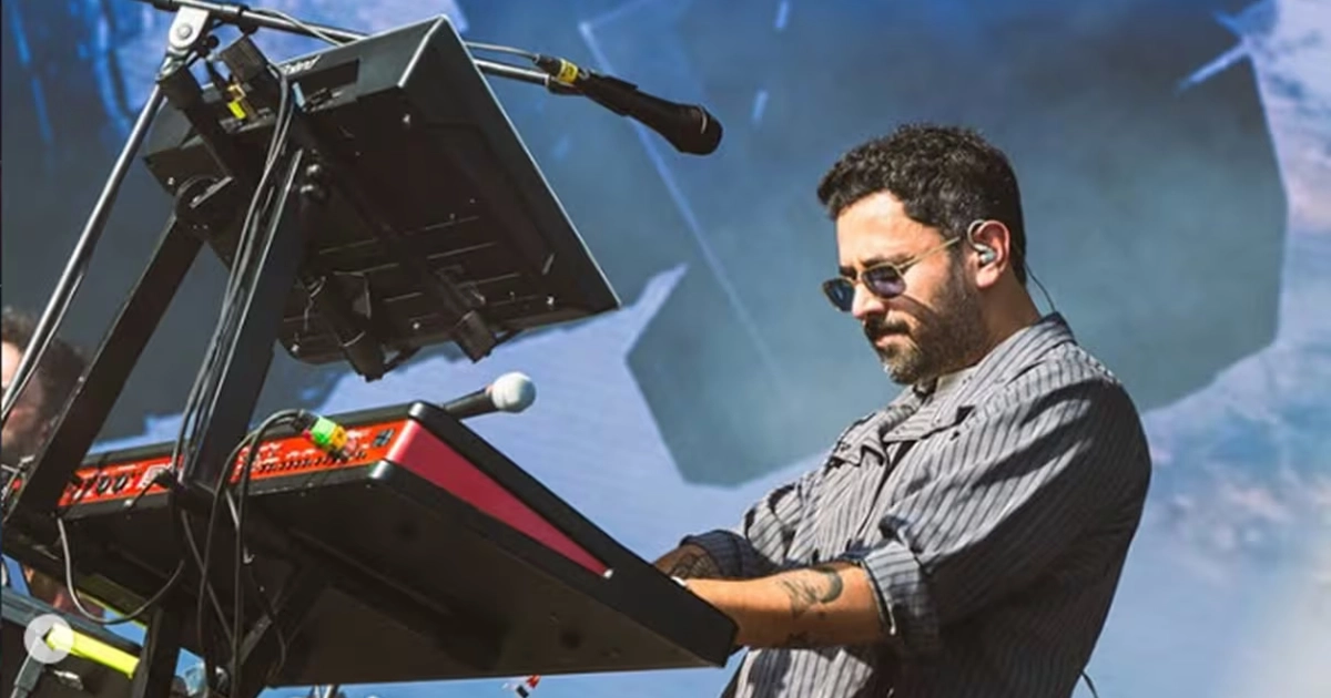 Jonathan Meléndez tocando en concierto de Camilo Séptimo. Instagram camiloseptimomx