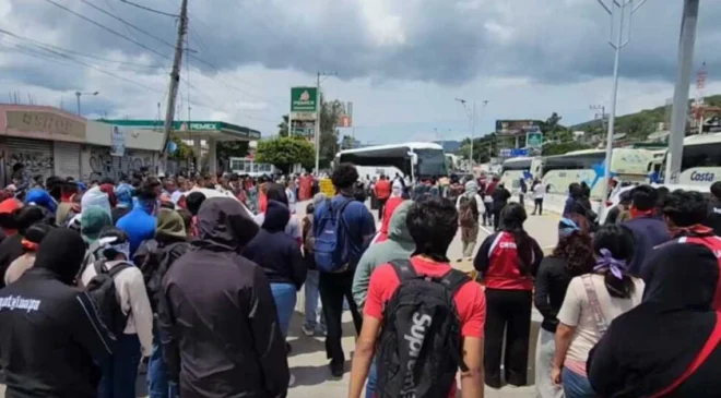Manifestantes de Ayotzinapa bloquean la Autopista del Sol y retienen cuatro vehículos