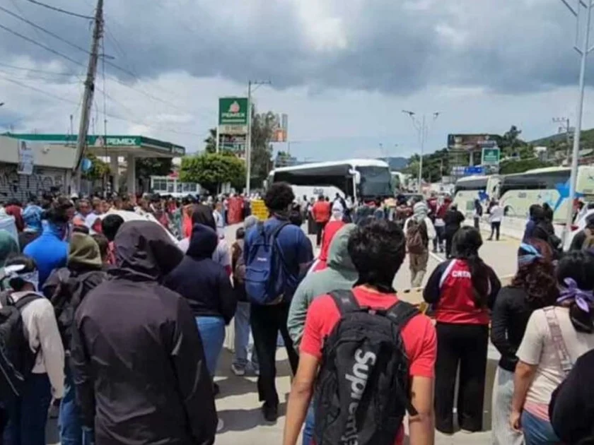 Ayotzinapa bloquea Autopista del Sol y se lleva cuatro vehículos