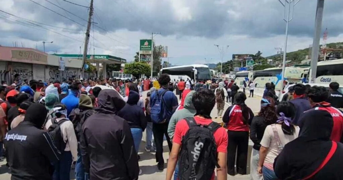 Ayotzinapa bloquea Autopista del Sol y se lleva cuatro vehículos