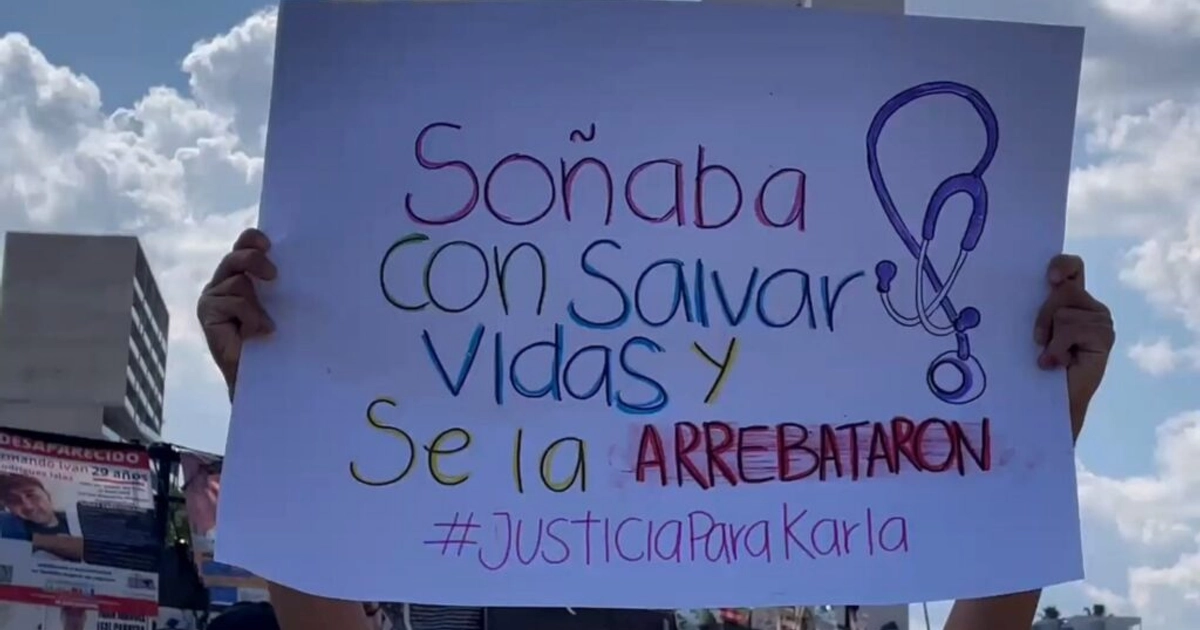 Estudiantes marchan en Guadalajara por justicia para Karla y denuncian presiones del director de universidad
