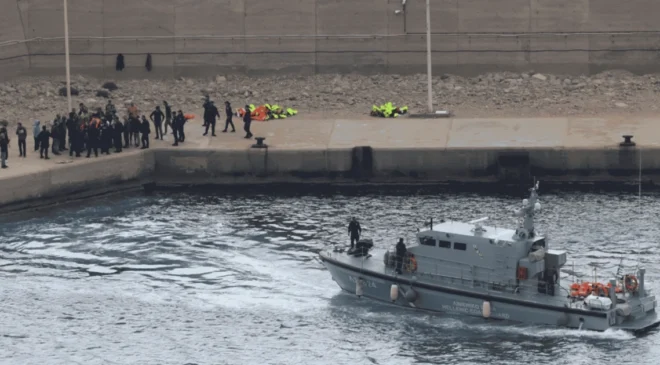 Al menos un muerto y 25 desaparecidos en naufragio de migrantes en Grecia