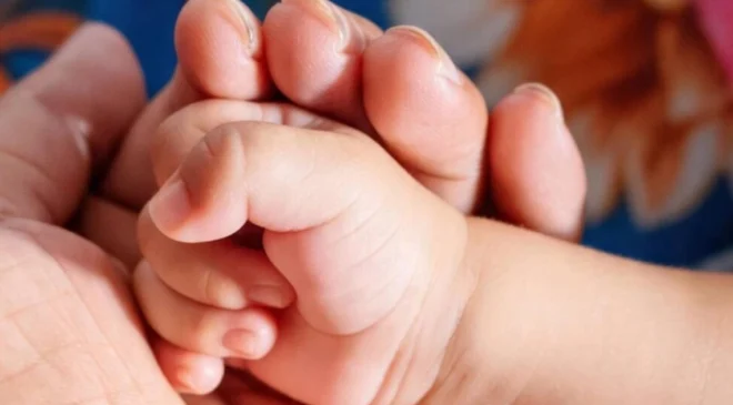 Madre denuncia muerte de su bebé tras 10 meses hospitalizada; IMSS responde