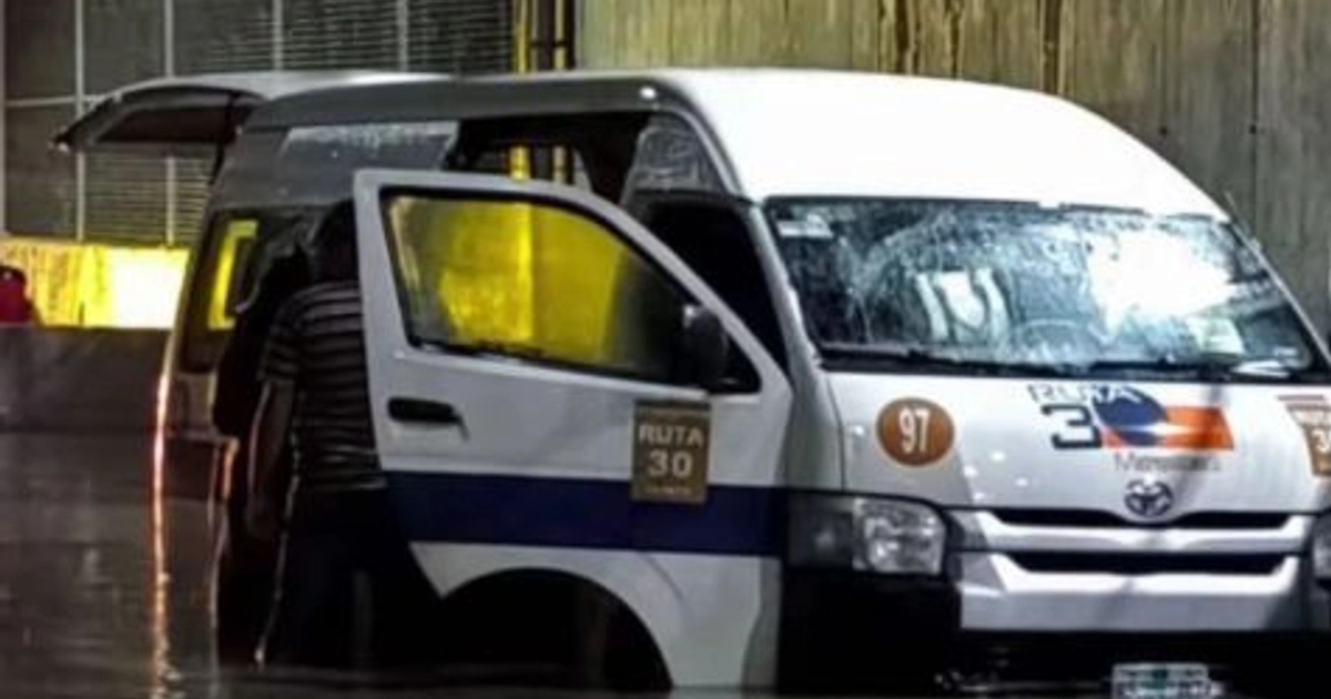 El vehículo quedó atrapado en medio de las severas inundaciones que afectaron la vialidad, lo que desencadenó el incidente que es investigado por las autoridades mexiquenses (Foto: Especial)
