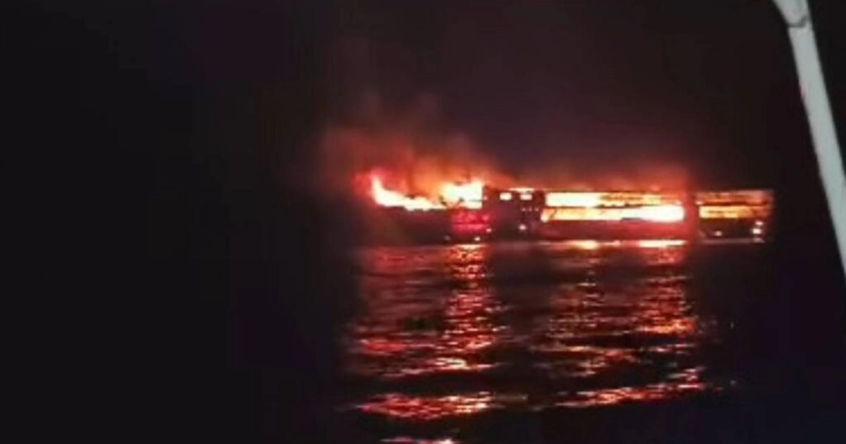 Incendio en ferri. Foto: FB @coastguardph
