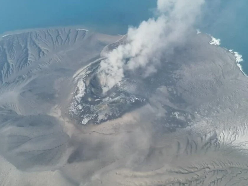 Volcán Anak Krakatau cesa actividad en Indonesia tras 25 horas, pero mantienen cierre de aeropuerto