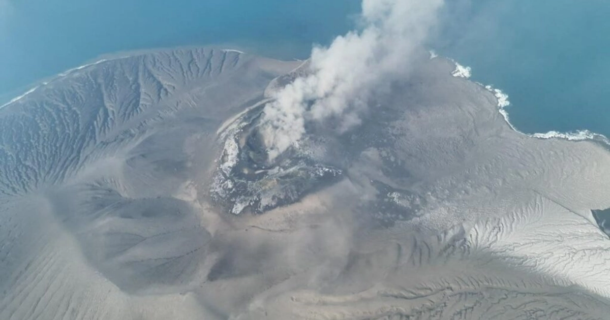 Volcán Anak Krakatau cesa actividad en Indonesia tras 25 horas, pero mantienen cierre de aeropuerto