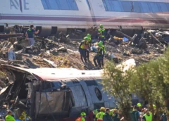 Rescatistas atienden a las víctimas de yn choque entre dos trenes cerca de Urda, en el centro de España, el 28 de octubre de 2026. (AP Foto/Manu Fernández)