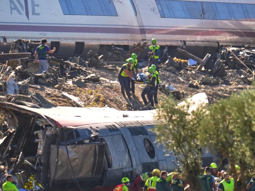 Rescatistas atienden a las víctimas de yn choque entre dos trenes cerca de Urda, en el centro de España, el 28 de octubre de 2026. (AP Foto/Manu Fernández)