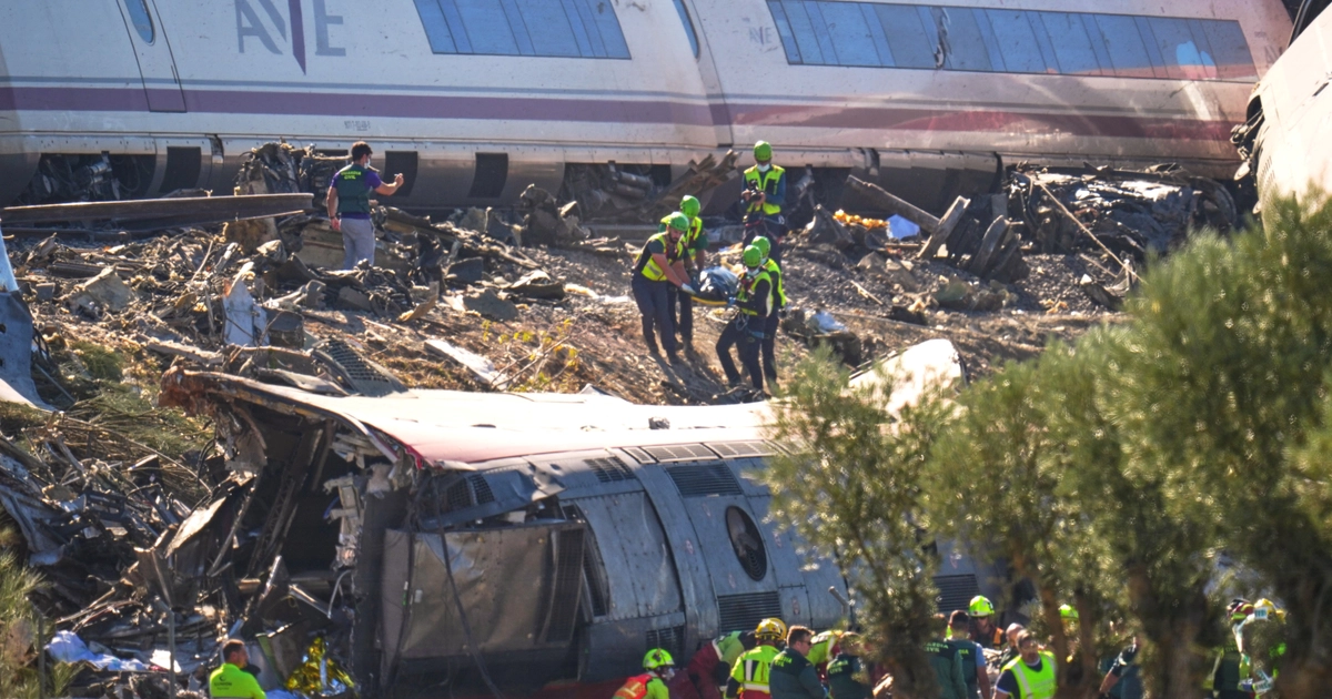 Rescatistas atienden a las víctimas de yn choque entre dos trenes cerca de Urda, en el centro de España, el 28 de octubre de 2026. (AP Foto/Manu Fernández)