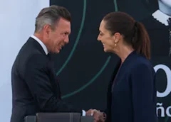 La presidenta Claudia Sheinbaum saluda al gobernador de Jalisco, Pablo Lemus, en el marco de las gestiones sobre el abastecimiento de agua para Guadalajara. (@PabloLemusN)