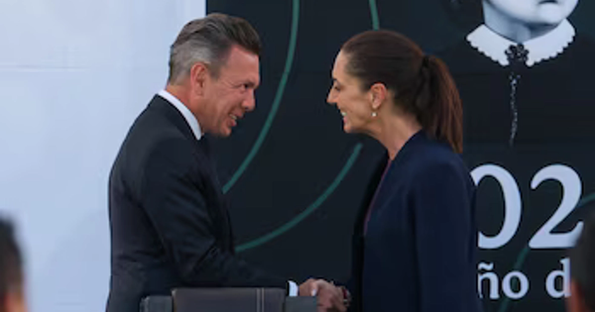 La presidenta Claudia Sheinbaum saluda al gobernador de Jalisco, Pablo Lemus, en el marco de las gestiones sobre el abastecimiento de agua para Guadalajara. (@PabloLemusN)