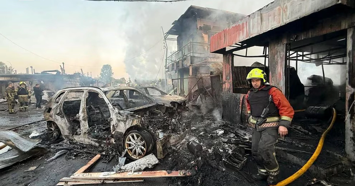 Bomberos trabajan tras un ataque ruso este miércoles