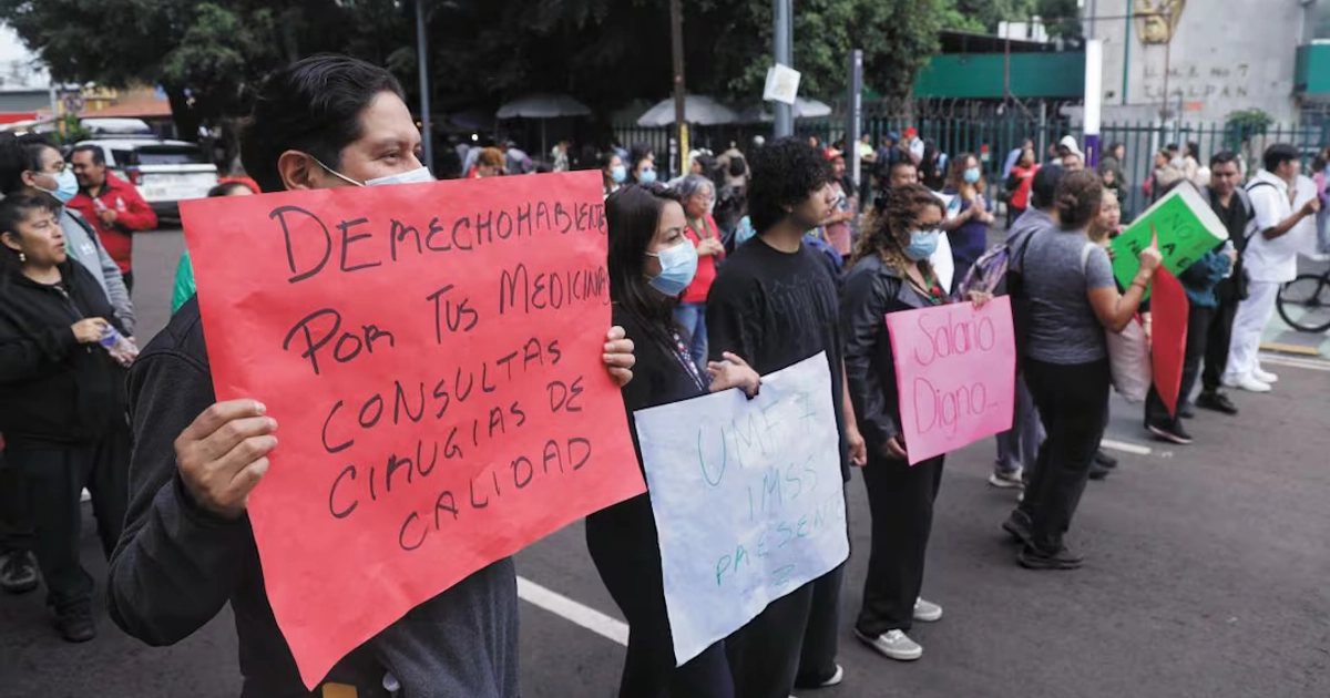 Médicos, enfermeras y empleados sindicalizados del Instituto Mexicano del Seguro Social (IMSS) protestaron en al menos 18 entidades del país, para exigir un incremento salarial de 10% y que les surtan medicamentos e insumos para que realicen dignamente su trabajo en las unidades médicas. Foto: Fernanda Rojas/El Universal