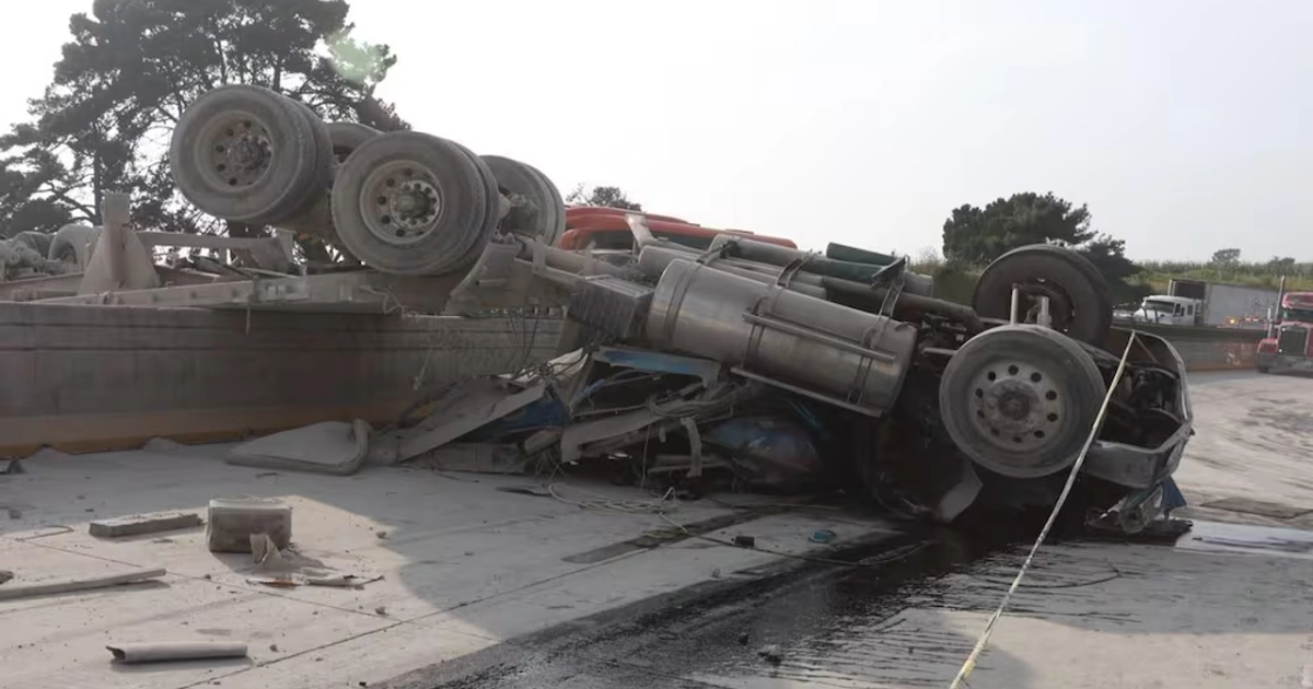 Vuelca tráiler con cemento en la México-Puebla. Foto: Osmar Alvarado