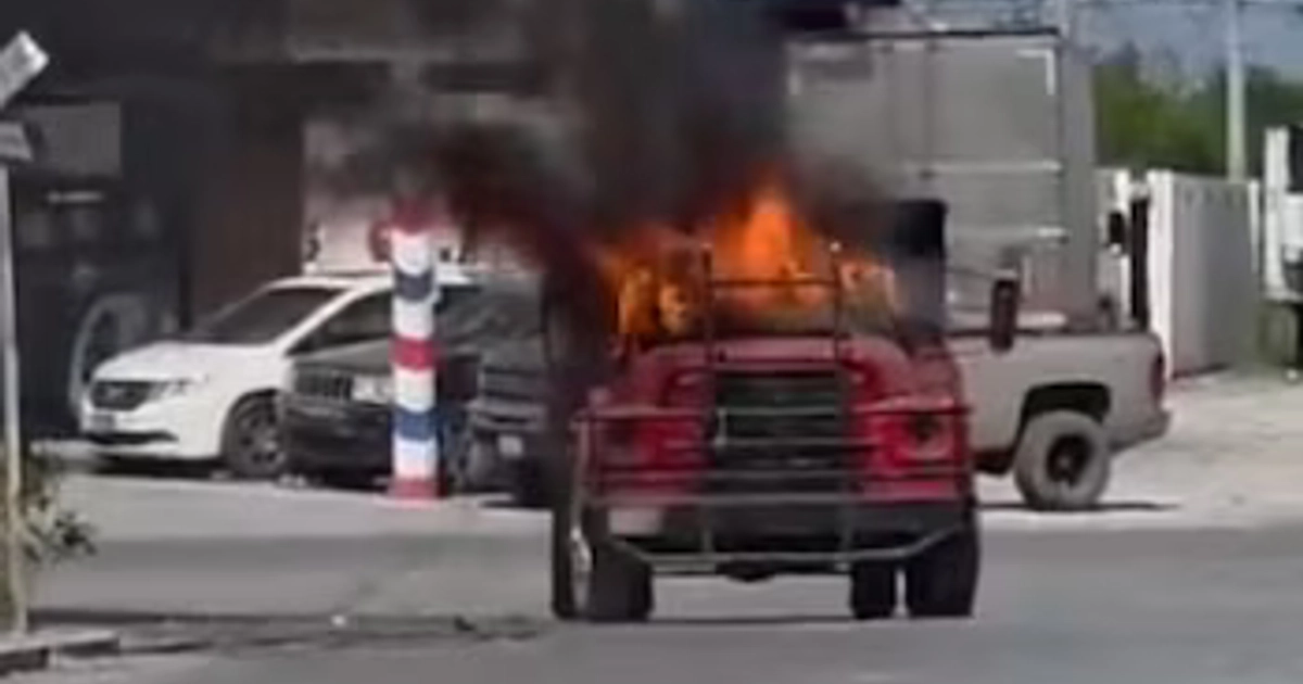 Camión incendiado por presuntos sicarios del Cártel del Golfo. Crédito: Redes Sociales