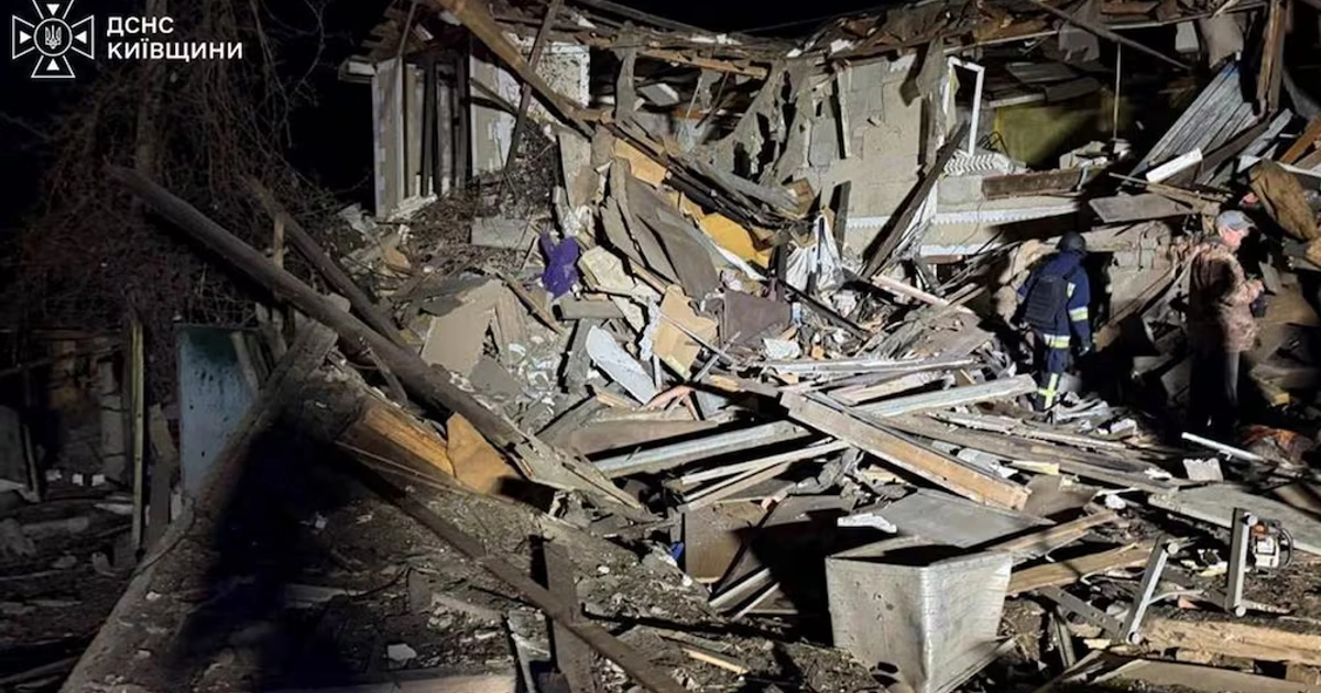 En esta imagen proporcionada por los Servicios Ucranianos de Emergencia el miércoles 30 de septiembre de 2026, un rescatista camina en una vivienda golpeada por un dron ruso en la región de Kiev, Ucrania. Foto: AP