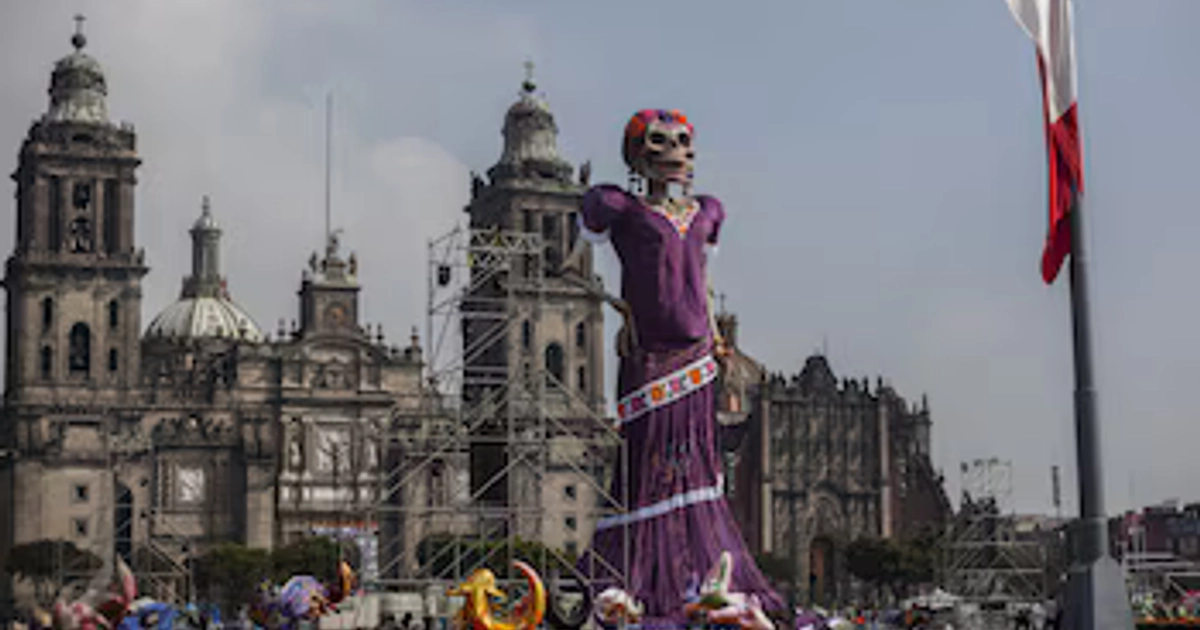 Últimos detalles de la Catrina gigante de 32 metros en el Zócalo a horas de ser inaugurado para acceso al público transeúntes (ANDREA MURCIA /CUARTOSCURO.COM)