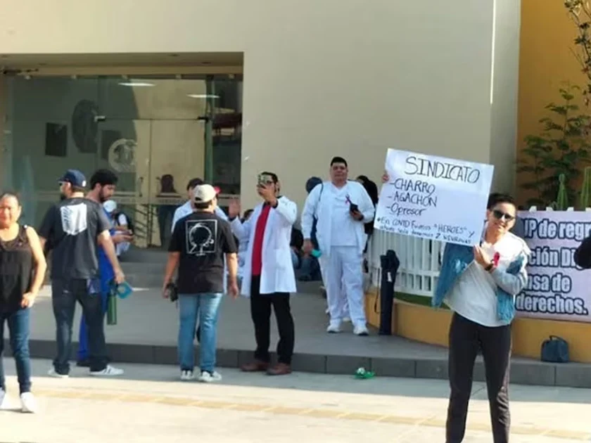 Trabajadores del IMSS realizan protesta nacional; exigen incremento salarial, así como abasto de medicamentos e insumos médicos. Foto: Cortesía trabajadores del IMSS en Monterrey.
