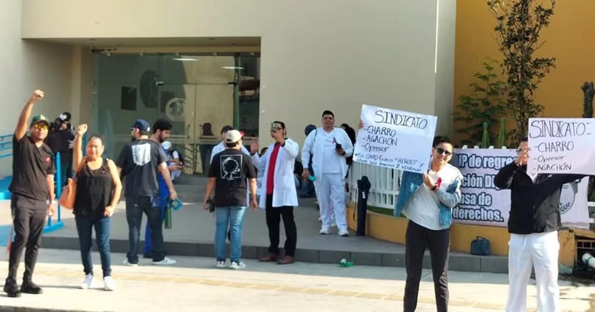 Trabajadores del IMSS realizan protesta nacional; exigen incremento salarial, así como abasto de medicamentos e insumos médicos. Foto: Cortesía trabajadores del IMSS en Monterrey.